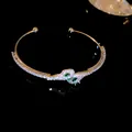 Detalle del brazalete de serpiente abierto con circonitas verdes y pavé - Estilo Abierto con Forma de Serpiente (HB1732) / Brazalete - Plata