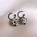 Vintage Creolen mit Leopardenmuster, schwarzen Haken und weiß gemusterten Perlen - Leoparden-Ball-Anhänger (22#) / Schwarz mit weißem Stein