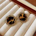 Vintage runde Ohrstecker mit Leopardenmuster und glitzerndem Strass-Halo - Strass Rundstecker (42#) / Gold Rund