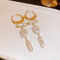 Dettaglio di orecchini pendenti con perle barocche vintage francesi e cerchi dorati - 9# Stile Tripla Perla Barocca