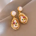 Vista dettagliata di orecchini vintage francesi con perle e motivi a fiori viola - 4# Stile Floreale Placcato in Oro Vero