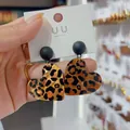 Modische Retro Herz-Ohrringe mit Leopardenmuster und schwarzen runden Kugelsteckern - Leoparden-Herzanhänger (63#) / Schwarz Kaffee