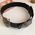 Gros plan d'une ceinture en cuir noir vintage avec boucles argentées en forme de rose - 81# Chaîne de Taille - Noir