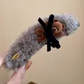Vista de detalle de la pinza de pelo de oso de peluche con lazo de terciopelo negro - Gris claro