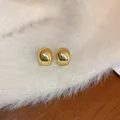 Raffinati orecchini a lobo dorati con perni in argento S925 su morbida pelliccia crema - Ago D'argento 55# - Oro (placcatura In Oro Autentico)