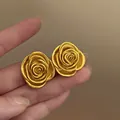 Primo piano di eleganti orecchini a lobo a rosa placcati in oro con texture dettagliata dei petali - Stile 62# Perno in Argento S925 Oro Orecchini a Cerchio Intrecciati