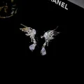 Boucles d'oreilles élégantes ailes de papillon avec oxydes de zirconium brillants - Manchette d'Oreille Papillon / Argent
