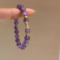 Primer plano de pulsera de amatista púrpura con dije de mariposa dorada. - Estilo Bola Flor Circonita Amatista(14) / Embalaje Caja de Suspensión
