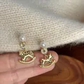 Eleganti orecchini a cavallo a dondolo dorati con perle e zirconi, stile lusso cinese - Ago in argento 925 / Orecchini a Bottone Perla Cavallo a Dondolo (HN10673) / Oro