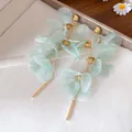 Détail des boucles d'oreilles fleuries vert menthe avec pompons et accents dorés raffinés - Base Dorée (HE20284-4) / Vert