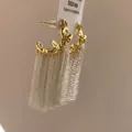 Eleganti orecchini a C dorati con lunghe nappe a catena d'argento scintillanti - Stile Nappa a Forma di C Pieghettata / Bicolore Oro Argento