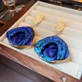 Orecchini vintage a geode blu iridescente con perni testurizzati dorati - Stile Perno Argento - Sfumatura Blu Viola (6#) / Resina-Blu