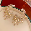 Dettaglio degli orecchini vintage a raggiera con strass rettangolari scintillanti. - Stile Perno Argento - Girasole Radiale (25#) / Oro