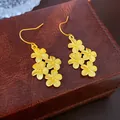 Eleganti orecchini vintage a pendente con grappoli di fiori dorati e finitura opaca - Stile Gancio Orecchino - Floreale Francese Opaco (66#) / Oro