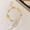 Elegante bracciale finitura oro con ciondoli quadrati su scatola porta gioielli - Braccialetto con pendente quadrato satinato (67#) / Oro