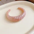 Elegante bracciale rigido in resina rosa con un particolare design a trama intrecciata - Bracciale Aperto in Resina con Texture Croissant (87#) / Rosa