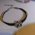 Collana choker camelia nera stile francese con decorazioni in cristallo - Collana / Nero