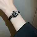 Elegante collana choker a camelia nera con petali di cristallo e cinturino perlato - Bracciale / Nero