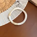 Elegante bracciale rigido in resina marmorizzata crema con design ondulato irregolare. - 83# Bracciale Rigido Irregolare Marmorizzato (WB941) / Bianco Sporco