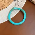 Bracciale rigido in resina turchese ondulata con venature marroni su fondo in legno - 85# Bracciale Rigido Ondulato con Motivo Verde Alzavola (WB941) / Ciano