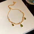 Detailansicht des vergoldeten Armbands mit grünen Zirkonia-Anhängern in Birnenform. - Gold Grüne Zirkonia Rebe Stil (HB5158)