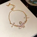 Detailansicht eines goldfarbenen Schmetterlingsarmbandes mit funkelnden Zirkonia. - Gold Zirkonia Schmetterling Anhänger Stil (HB5154)