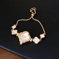 Elegante goldfarbene Armbanduhr mit Strass-verzierten Acetat-Glücksklee-Elementen im Set - Kleeblatt-Stil (HB4393) / Weiß