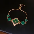 Nahaufnahme einer luxuriösen grünen Kleeblatt-Armbanduhr mit Diamanten und Goldkette. - Kleeblatt-Stil (HB4393) / Grün