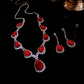 Dettaglio del set collana e orecchini con pietre preziose rosse a goccia di lusso - Set da 2 pezzi (Collana + Orecchini) / Rosso