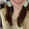 Dettaglio di orecchini a fiore intrecciato verde menta e collana di perle con ciondolo. - Stile 5(5#)