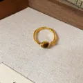 Vue détaillée de la pierre œil de tigre et du décor perlé sur la bague en or vintage - Bague Ouverte à Pierre Principale (1#)
