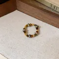 Vue rapprochée d'une bague en perles faite main avec œil de tigre et jaspe dalmatien - Bague en Perles à Motifs (4#)