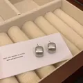 Minimalistische matt silberne quadratische Ohrstecker auf Karte in einer Schmuckbox - Mattsilber C-Form (2#)