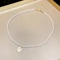 Primo piano di un'elegante collana di perle barocche stile francese con ciondolo floreale. - Stile Fiore di Tulipano (HN3214)