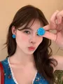 Dettaglio di una modella che indossa orecchini a lobo a fiore con perline blu - Stile 8(8#)