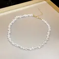 Dettaglio collana girocollo in perle barocche bianche stile francese con chiusura dorata elegante - Stile Fiocco (HN3216)