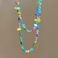 Dettaglio collana multistrato con perline di vetro colorate irregolari alla moda - Stile di Pietre Irregolari Multistrato / Colorato