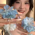 Dettaglio degli orecchini a fiore in tessuto blu con perle e catenine d'argento. - Stile 11(11#)