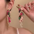 Vista dettagliata di orecchini floreali con perline, rose rosa e cristalli chiari - Stile 22(22#)