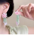 Dettaglio di orecchini pendenti con fiori di perline fatti a mano su una modella - Stile 35 (35#)