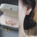 Elegante Blumenkranz-Ohrstecker mit Perlen und rosa Kristallen in Goldoptik. - Rosa Blumen Stil (23#)