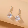 Elegante goldfarbene Hängeohrringe mit quadratischen klaren Kristallen und Pavé-Besatz. - Gold Quadratisch Pave (56#)