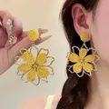 Eleganti orecchini a sospensione a fiore in rafia gialla con dettagli dorati - Stile 43 (43#)