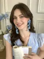 Eleganti orecchini pendenti con fiori blu e perline indossati da una modella asiatica - Style 45(45#)
