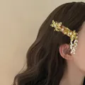 Pince à cheveux fleur dorée vintage avec glands de perles portés par un modèle - Pince à Cheveux (4) / Or