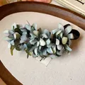 Primer plano de un elegante clip para el pelo de flores de tela en color verde empolvado - 56# Pinza de pico de pato / Verde