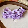 Primer plano de una pinza para el cabello de flor de tela morada con pétalos elegantes. - Estilo de Racimo de Flores de Tela (52#) / Púrpura