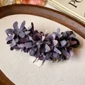 Vista detallada de un elegante pasador de flores de tela morada para mujeres con estilo - Clip de Pico de Pato con Flor de Tela Grande Estilo Bosque No. 53 / Gris