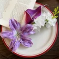 Pince à cheveux élégante en tissu violet avec fleurs de lys et calla - Pince à Bec de Canard (64#) / Blanc-Violet