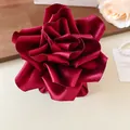 Elegante pinza para el cabello de flor rosa de tela roja oscura con acabado satinado - Pinza de Pelo de Rosa Roja